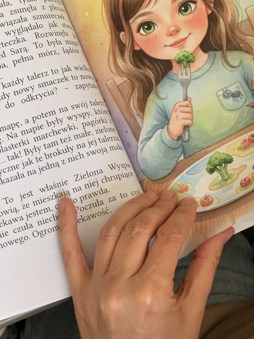 Portret bohaterki w środku książki